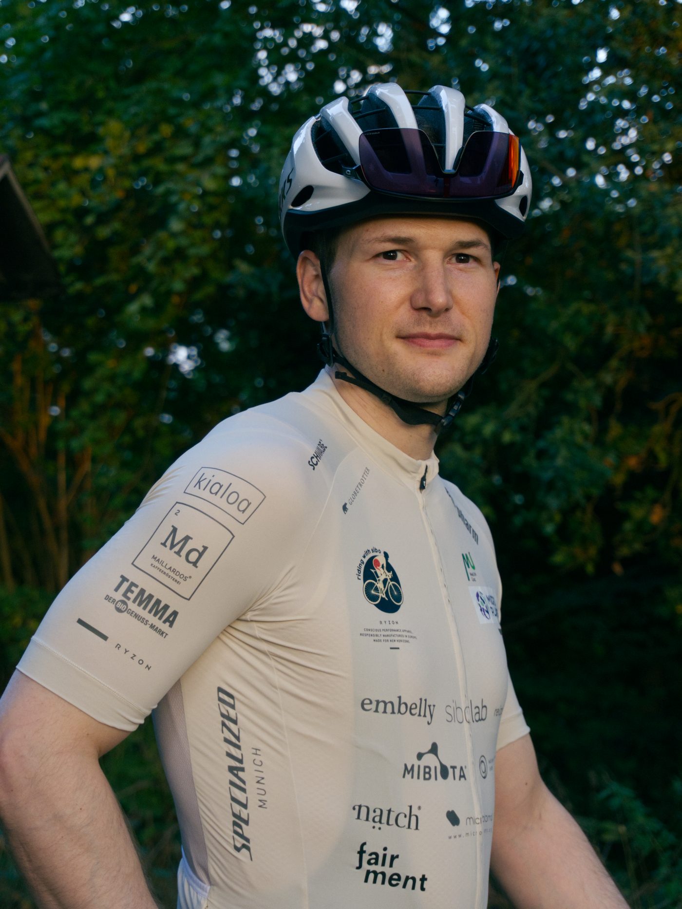Marc im Riding-with-SIBO-Trikot mit Helm und Sonnenbrille
