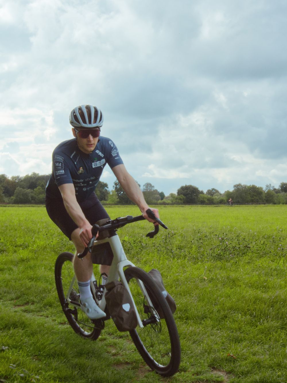 Marc mit seinem Gravelbike auf einer Trainingsfahrt