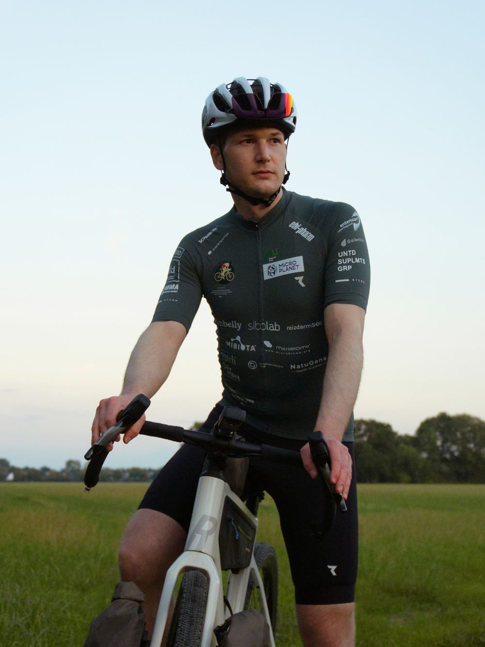 Marc mit seinem Gravelbike im Abendlicht