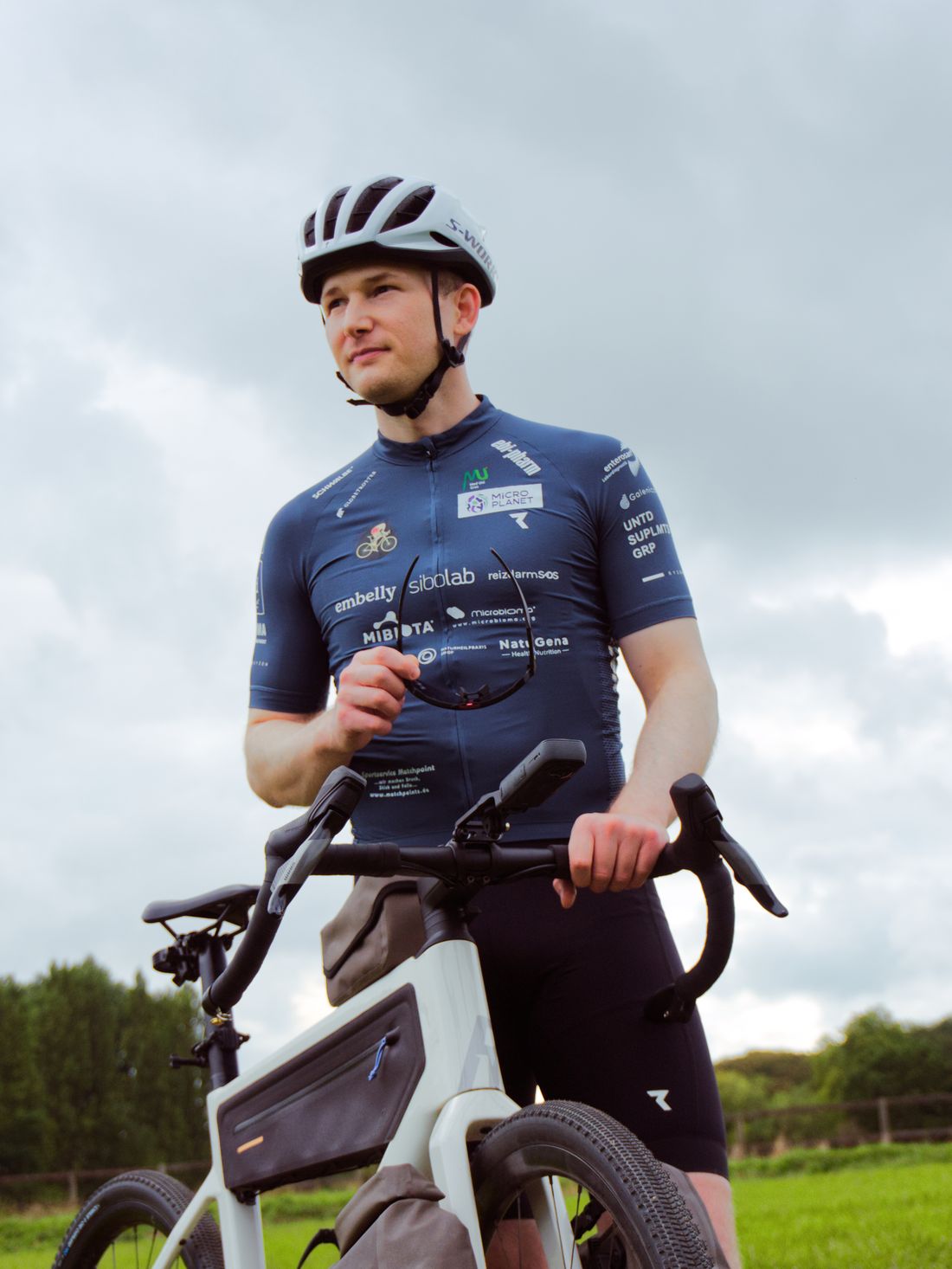 Marc mit seinem Gravelbike im Sponsoren-Trikot